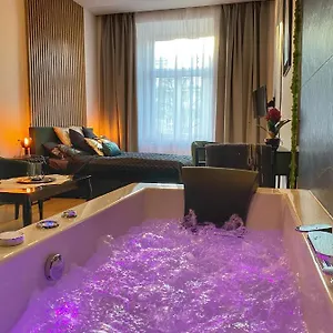 Czarny Z Jacuzzi Apartament